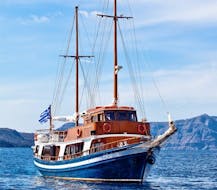 Le bateau de Caldera's Boats Santorini pour la Balade en bateau à Santorin vers son volcan & l'île Thirassia
