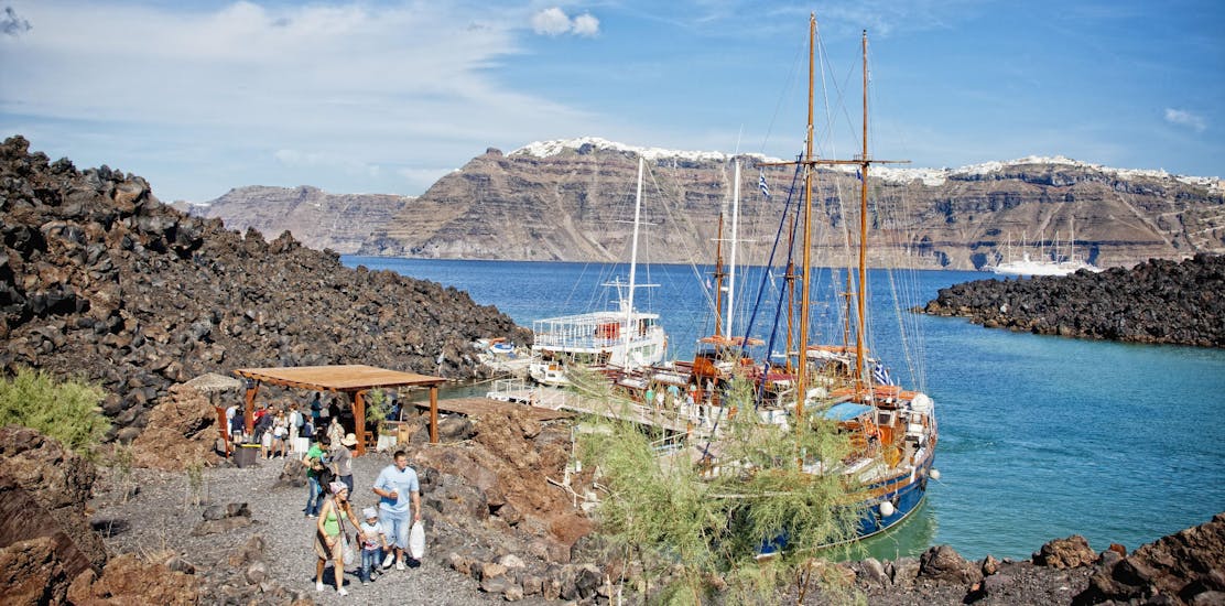 La gente desembarca de los barcos de Caldera para el viaje en barco al volcán y la isla Thirassia en Santorini.