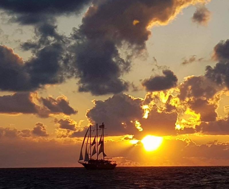 Balade en bateau vers le volcan et coucher de soleil à Oia avec Caldera's Boats Santorini.