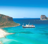 De boot die door Cretan Daily Cruises wordt gebruikt op het water, naast de kust van Kreta. 