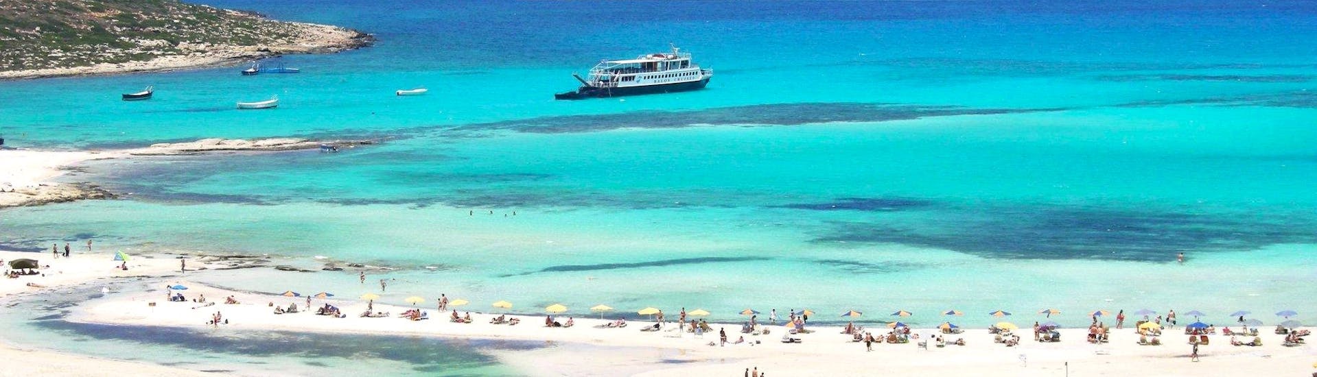 Die wunderschöne Lagune von Balos während eines Bootstour nach Balos & Gramvousa von Kissamos mit Cretan Daily Cruises.