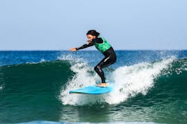 Surfeur pendant ses cours de surf privés sur la plage de Moliets avec Moliets Surf School.