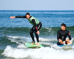 Une fille apprend à surfer pendant son Cours de surf (dès 6 ans) sur la plage de Moliets avec Moliets Surf School.