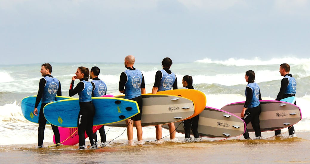 Kinderen op het strand van Moliets tijdens hun surfles bij Moliets Surfschool.
