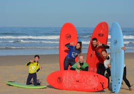 Group of people on surf lessons on Lacanau Beach with HCL Lacanau.