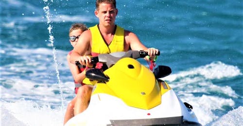 Jet ski sur la plage d'Ammoudara  avec H2O Water Sports Heraklion Deux personnes profitent d'une location de jet ski sur la plage d'Ammourada avec H2O Water Sports Heraklion.