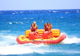 Eine Familie geht auf eine Spaßbootfahrt am Strand von Amourada mit H2O Water Sports Heraklion. 
