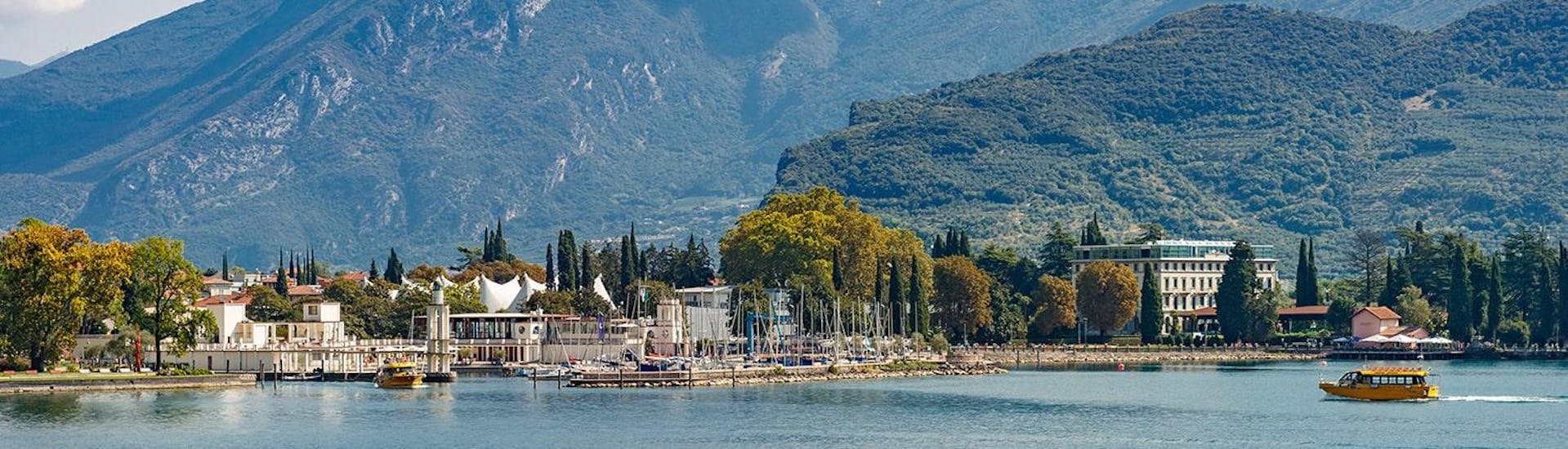 Una gita in barca sul lago di Garda va a Limone e Malcenise con Speedy Boat Riva del Garda.