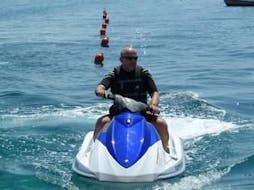 Een man rijdt op een jetski op Stafilia Beach met Sabina's Watersport Rhodes.