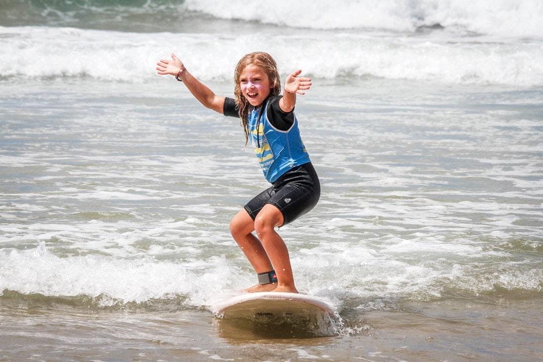 Surfkurse für Kinder (6-9 J.) am Strand von La Savane mit Capbreton Surfer School Ein junges Mädchen surft ihre ersten Wellen dank der Surfkurse für Kinder am Strand von La Savane mit der Capbreton Surfer School.