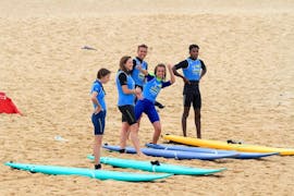 Tieners maken zich klaar voor hun surflessen op La Savane Beach met Capbreton Surfer School.
