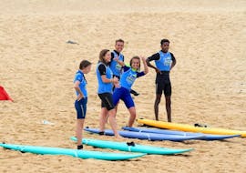Tieners maken zich klaar voor hun surflessen op La Savane Beach met Capbreton Surfer School.