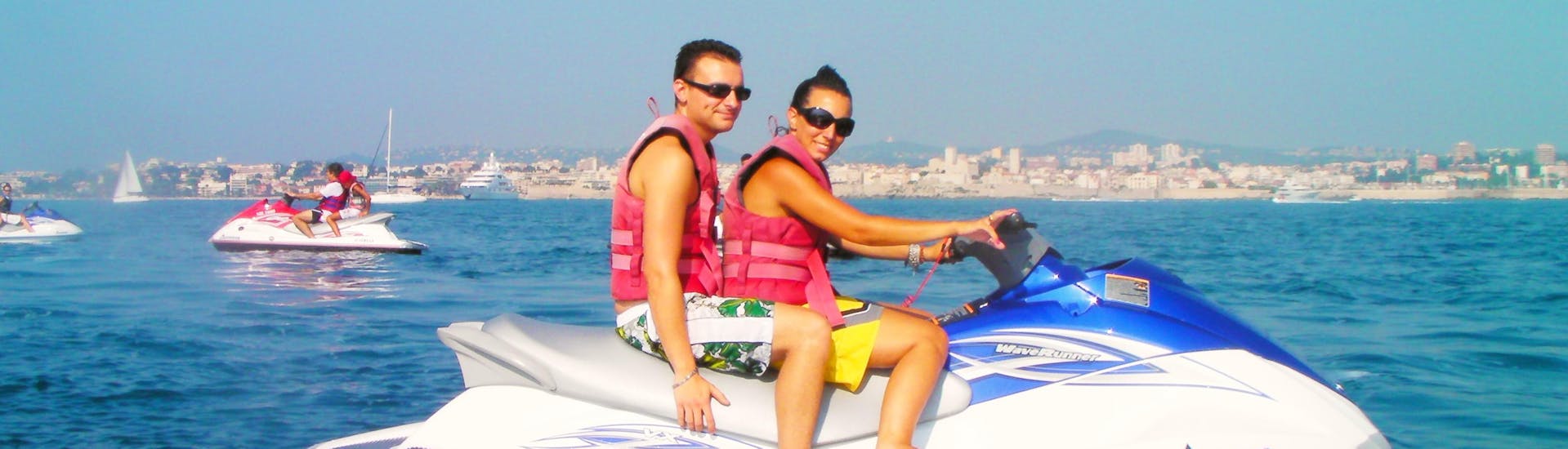 Una pareja está haciendo un mini safari en moto de agua en la Baie des Anges en Niza, con Jet Evasion.