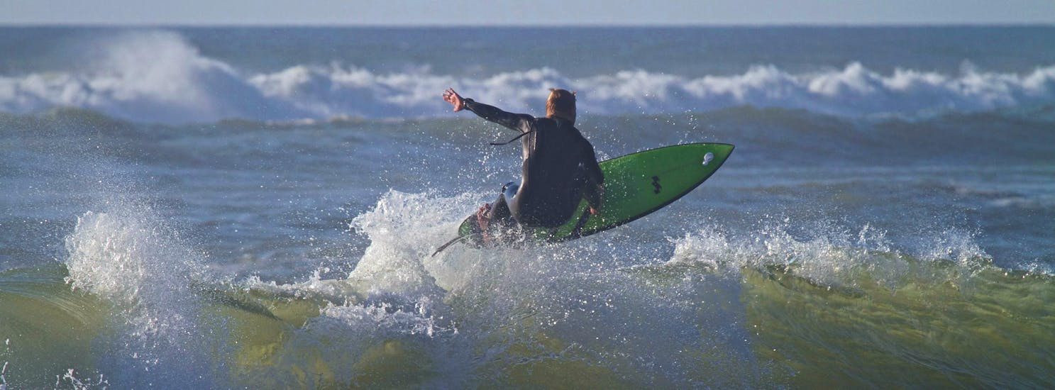 Un surfista monta una ola durante sus clases privadas de surf con Capbreton Surfer School.