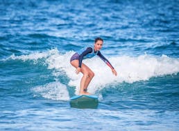 Una chica surfea con confianza gracias a sus clases particulares de surf en la playa de La Savane, con Capbreton Surfer School.