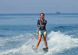 Eine Frau beim Wasserskifahren in Kavos mit Asprokavos Water Sports & Black Pearl.