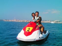 Coppia che fa un safari in moto d'acqua intorno a Nizza con Jet Evasion.