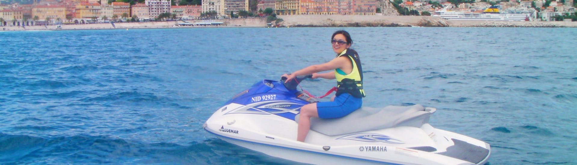 Una mujer haciendo una excursión en moto de agua de Niza a Mónaco con Jet Evasion.