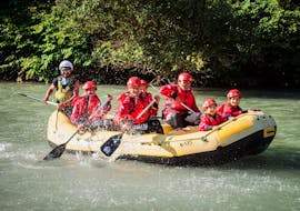 A family is rafting on the Noce with Ursus Adventures. 