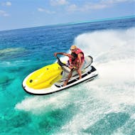 Deux personnes s'amusent après avoir loué un jet ski à la plage de Rethymno en Crète avec Popeye Watersports.