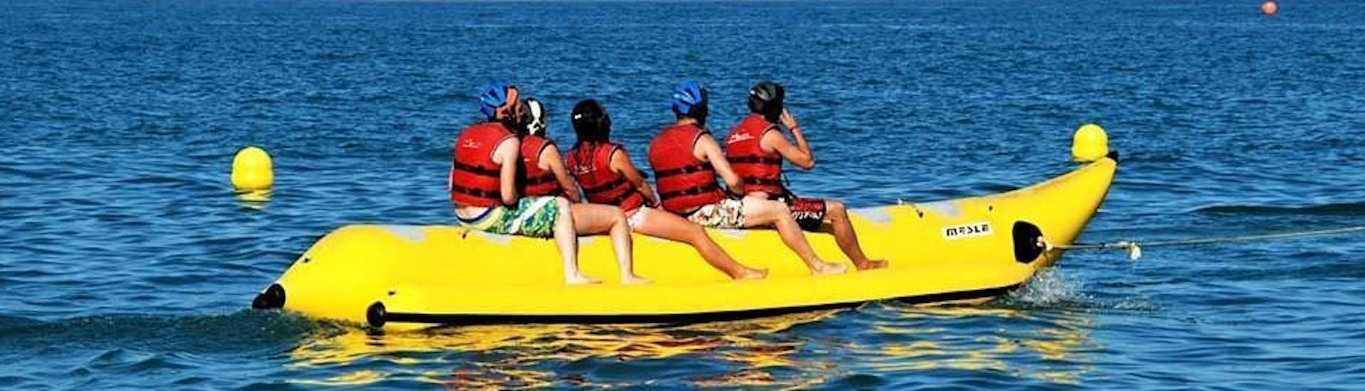 Foto van ene groep op de bananenboot rit op het strand van Rethymno met Popeye Watersports Crete.