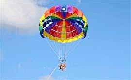 Un couple fait du parachute ascensionnel sur la plage de Rethymno avec Popeye Watersports.