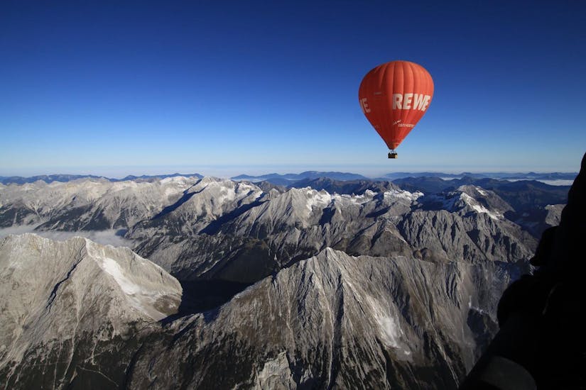 Volare sopra le Alpi è una grande sensazione che potete provare durante il volo privato in mongolfiera sulla Val Pusteria in estate con Mountain Ballooning Bruneck.