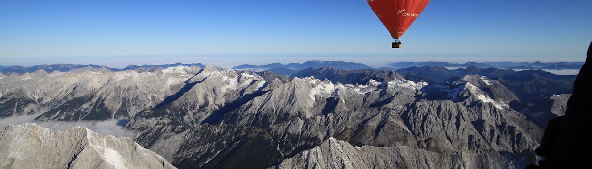 Volare sopra le Alpi è una grande sensazione che potete provare durante il volo privato in mongolfiera sulla Val Pusteria in estate con Mountain Ballooning Bruneck.