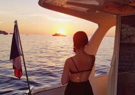 Balade en bateau au coucher de soleil à l'Archipel du Frioul depuis Marseille – Rive droite avec Eco Calanques Marseille Vue du coucher de soleil lors de la balade en bateau dans l'archipel du Frioul avec Eco Calanques.