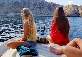 Balade privée en bateau dans le Parc National des Calanques avec Eco Calanques Marseille Balade privée en bateau dans le Parc National des Calanques avec Eco Calanques Marseille.