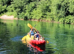 Due ragazzi remano in kayak e canoa sul fiume Argens durante il loro tour naturalistico di 4 km con Kayak Paddle Fréjus.