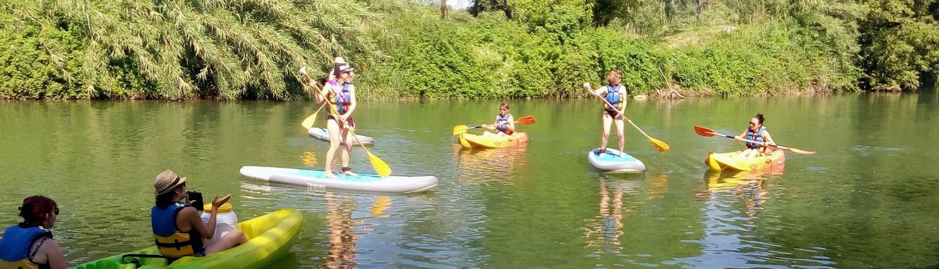 Des amis profitent de leur location de stand up paddle sur l'Argens avec Kayak Paddle Fréjus.