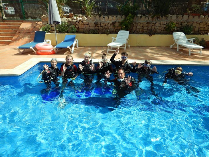 Die Teilnehmer des PADI Open Water Diver Tauchkurses in Portocolom üben im Ausbildungspool der East Coast Divers Mallorca die Grundlagen des Tauchens.