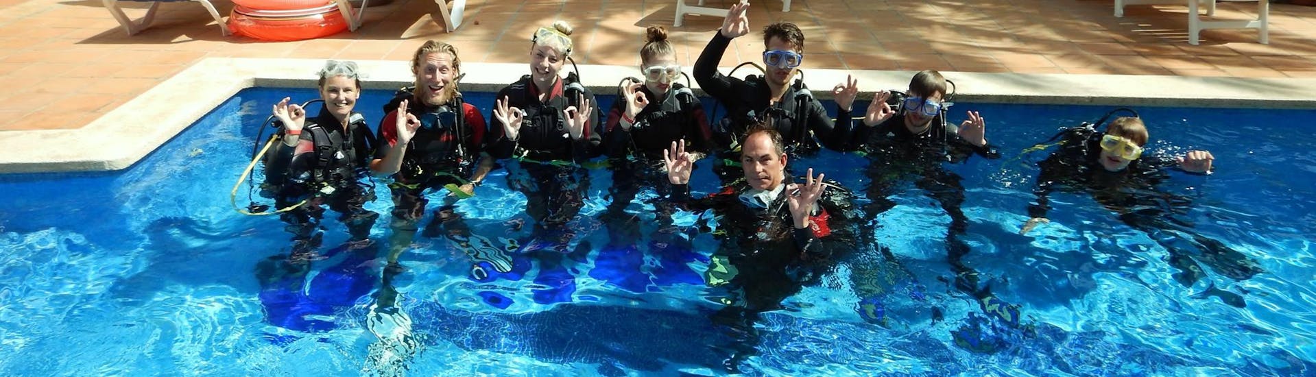 The participants of the PADI Open Water Diver Course in Portocolom are practicing the basics of diving in the East Coast Divers Mallorca practice pool.