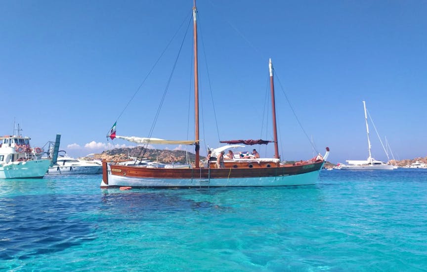 The vintage sailboat ready to depart for the sailing ship trip to La Maddalena Archipelago with lunch with Gite alle isole Palau.