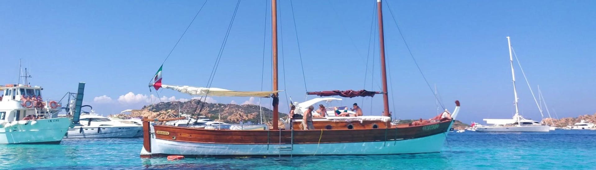 El velero vintage listo para partir para el viaje al Archipiélago de La Maddalena, con almuerzo, con Gite alle isole Palau.