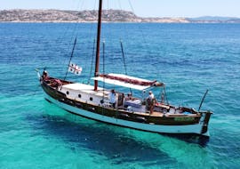 Our vintage sailing ship during the sailing ship trip to la Maddalena Archipelago with lunch with Gite alle isole Palau.