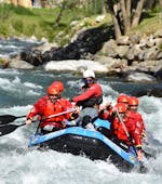 I partecipanti si stanno divertendo molto durante il Rafting sul fiume Noce in Val di Sole.