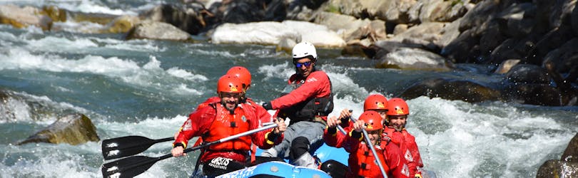I partecipanti si stanno divertendo molto durante il Rafting sul fiume Noce in Val di Sole.