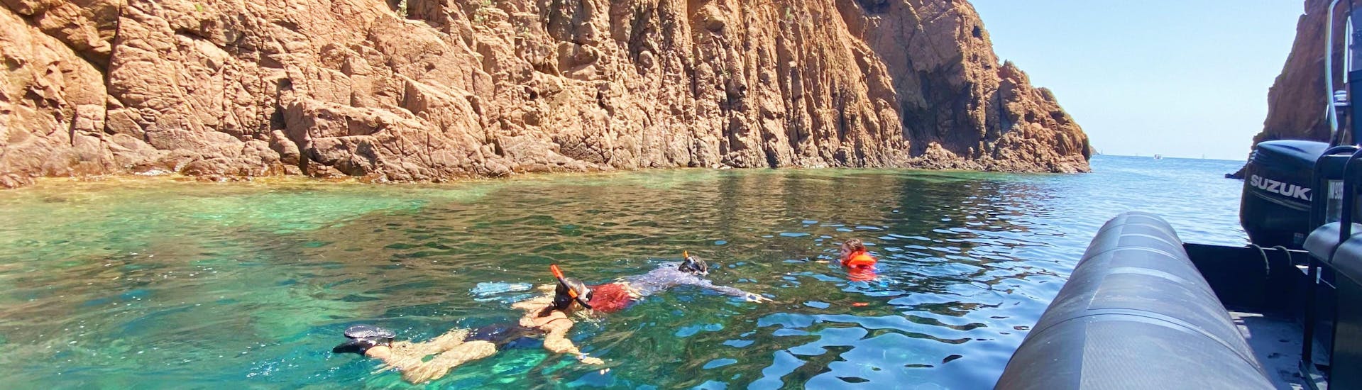 Des personnes nagent pendant leur Balade en bateau à la réserve naturelle d'Estérel avec Black Tenders à Cannes.