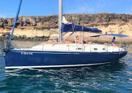 Segeltour in Costa Adeje mit Wal- & Delfinbeobachtung mit Tenerife Sailing Charters Eine Gruppe entspannt sich während einer Segeltour in Costa Adeje mit Wal- und Delfinbeobachtung mit Tenerife Sailing Charters.