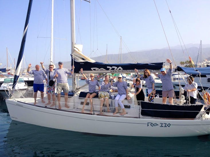 Un grupo de amigos realiza un viaje en velero privado por Costa Adeje con avistamiento de ballenas con Tenerife Sailing Charters.