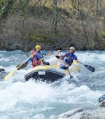 A group of friends having fun while rafting in the Stura di Demonte river gorge with KE Rafting Roccasparvera.