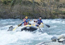 A group of friends having fun while rafting in the Stura di Demonte river gorge with KE Rafting Roccasparvera.