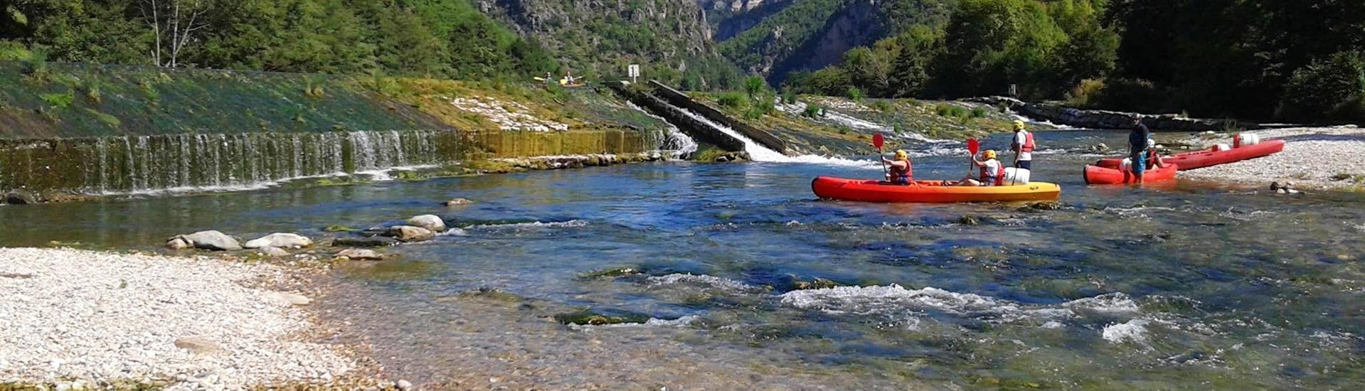 Eine Gruppe von Freunden vergnügt sich auf dem Wasser während ihres Kanuverleihs auf dem Fluss Tarn - Entdeckungstour 7 km mit Canoë Aigue Vive Gorges du Tarn.