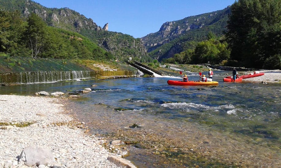 Un groupe d'amis s'amuse sur l'eau lors de leur sortie avec Location de canoë sur le Tarn - Aventure 18km avec Canoë Aigue Vive Gorges du Tarn.