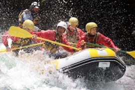 Un gruppo di amici si sta godendo il Rafting sul fiume Stura - Tour integrale con KE Rafting Roccasparvera.