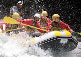 Un gruppo di amici si sta godendo il Rafting sul fiume Stura - Tour integrale con KE Rafting Roccasparvera.