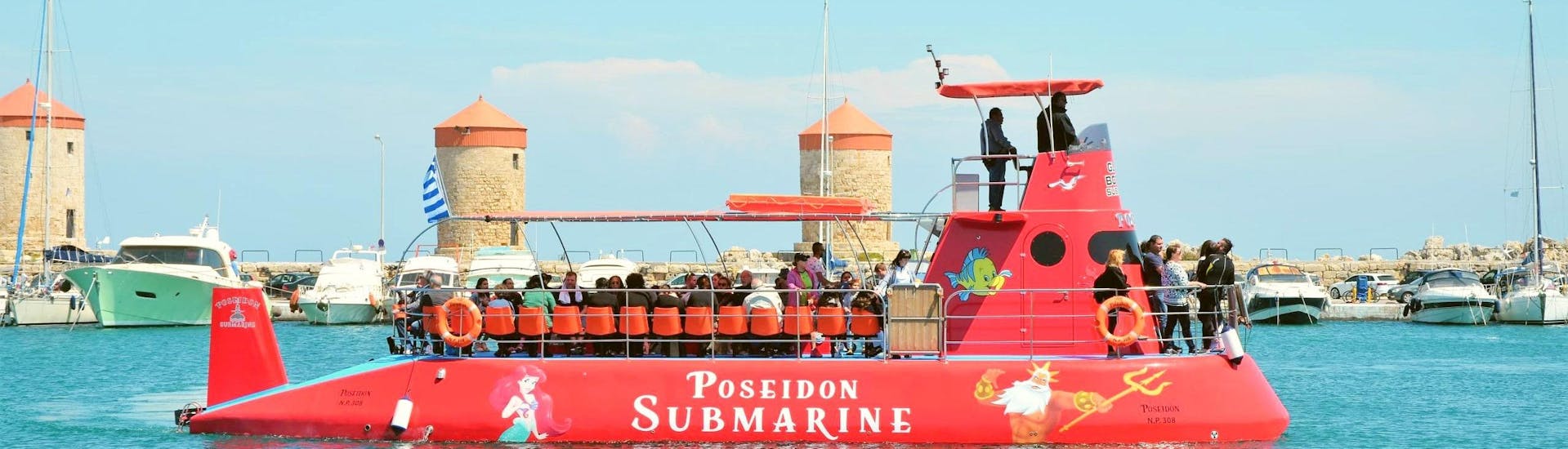 Il semisommergibile della Poseidon Submarine Rhodes sta lasciando il porto di Mandraki.