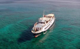 Een boot vaart naar het eiland tijdens de boottocht naar Chrissi Island van Ierapetra met Kretenzer Daily Cruises.